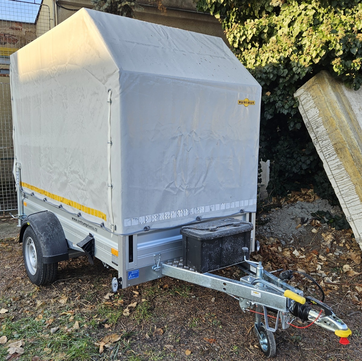 Nákladní přívěs Humbau 152513 s ocelovou konstrukcí a plachtou